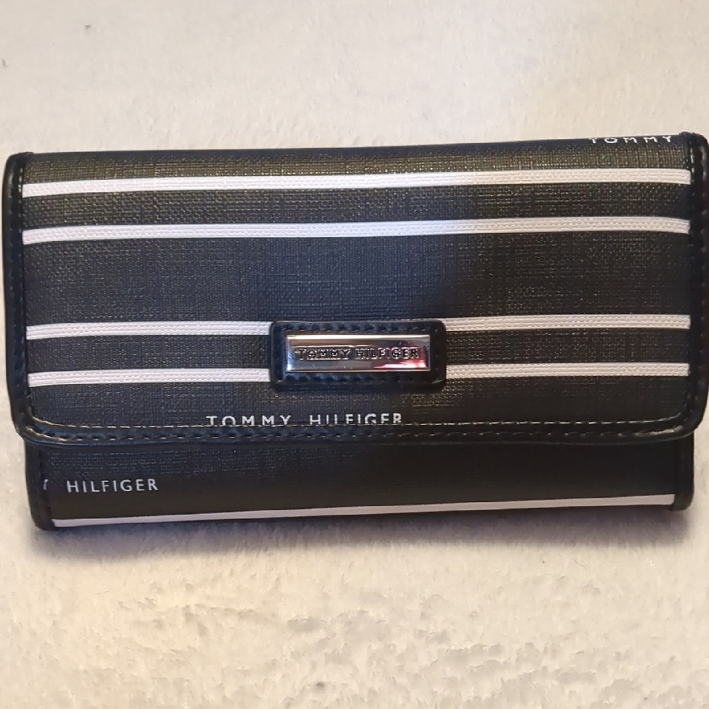 ✨BRAND NEW✨Tommy Hilfiger Black and White Striped Wallet